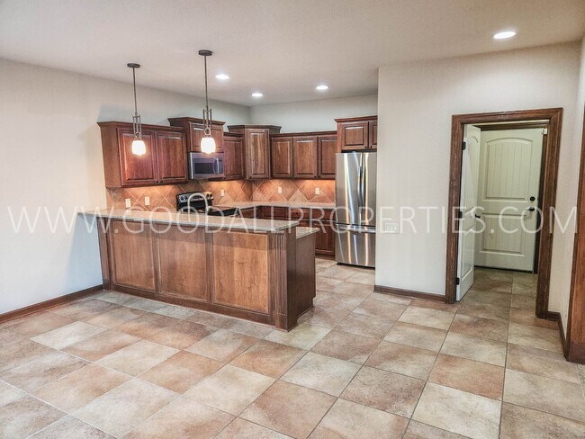 Foto del edificio - Sublease through March 31st, 2025  4 Bedro...