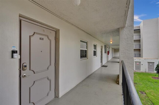 Foto del edificio - 9480 Poinciana Pl