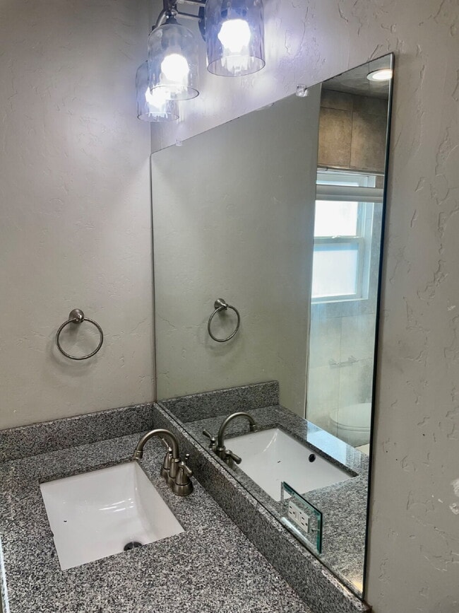 Building Photo - "Casitas": Stylish 1-Bedroom with Granite Elegance in Downtown Fresno!"