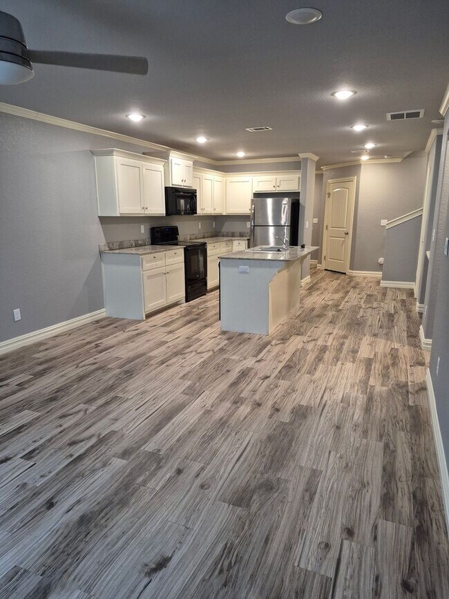 Foto del edificio - Move in Special on this 3 bedroom/2 bathroom townhouse