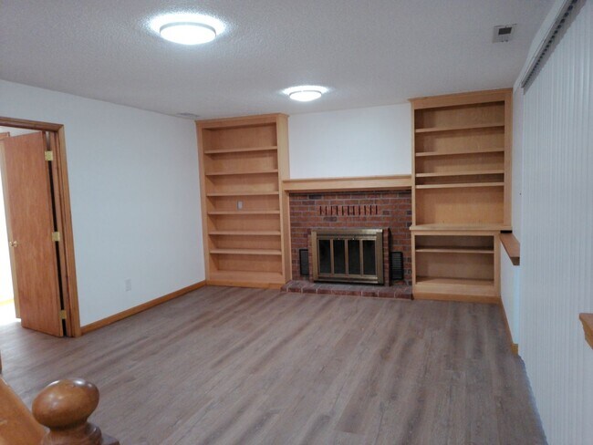 Building Photo - Beautifully Updated 3-Bedroom Home with Of...
