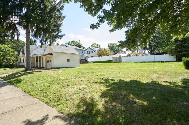 Building Photo - Renovated Goodyear Heights 3-4 Bed 1 Bath ...