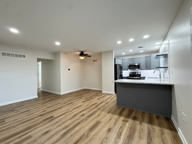 Building Photo - 517 Gillis St