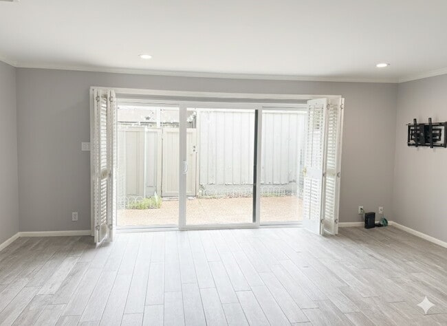 Foto del edificio - 6307 Del Monte Dr