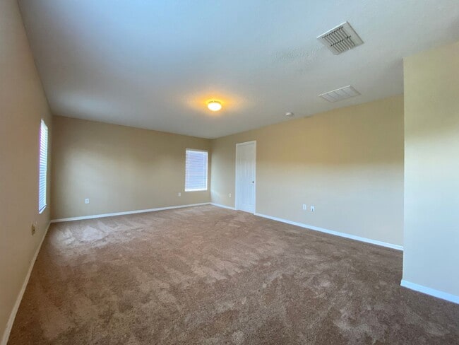 Foto del edificio - Oversized 3 BD / 2.5 BA with Loft