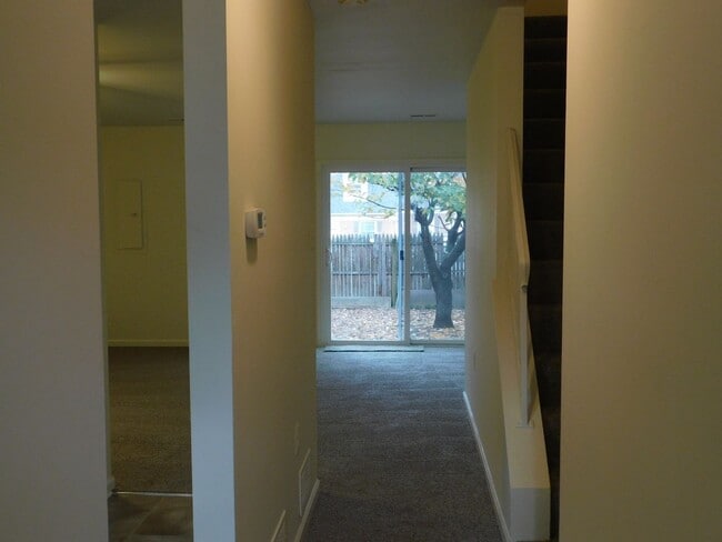 Building Photo - End Unit Townhouse!!