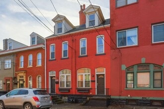 Building Photo - 2810 Sarah St