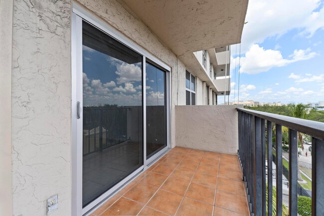 Building Photo - 1625 SE 10th Ave