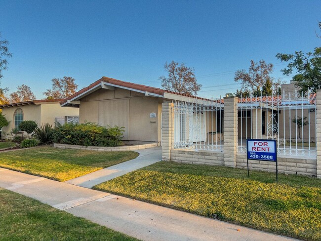 Building Photo - Rossmoor - 4 Bed House - Beautiful Kitchen...