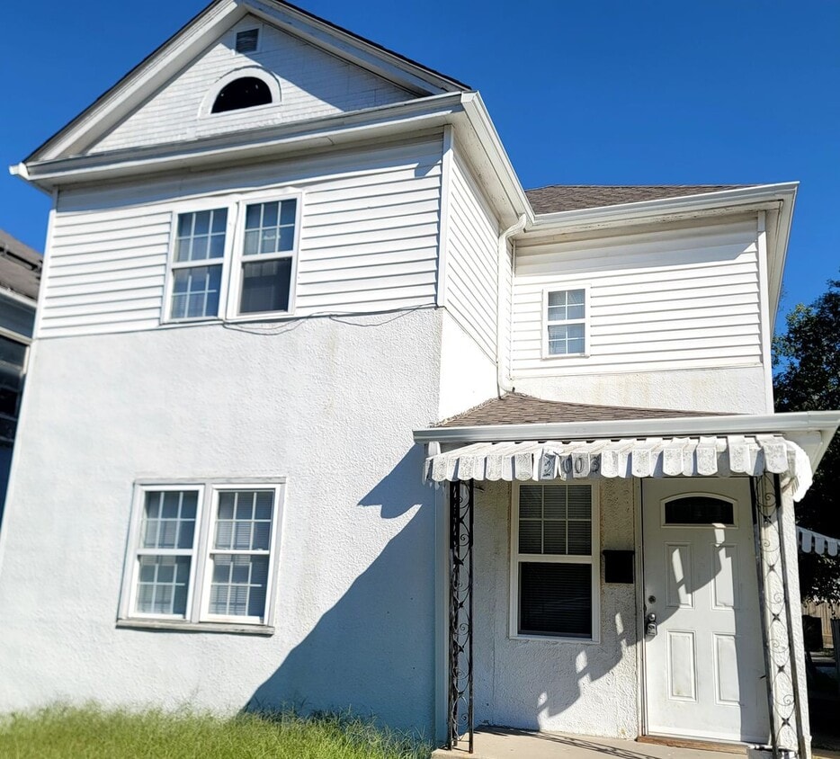 Primary Photo - Newly listed and renovated 4 bed 2 bathroo...