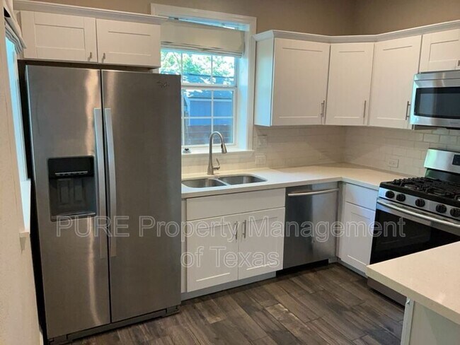 Foto del edificio - 806 E 3rd St