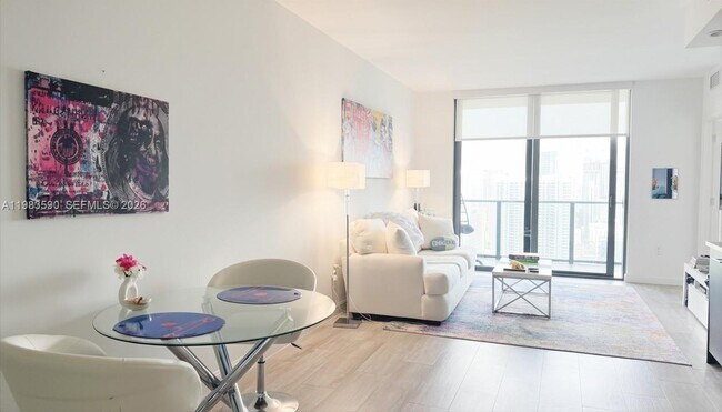 Foto del edificio - 45 SW 9th St