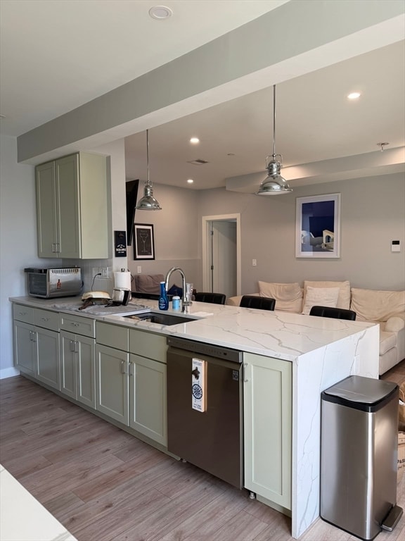 Building Photo - 415 E 7th St