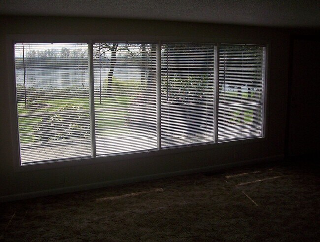 Foto del edificio - Waterfront Home on 1.5 Acres + 2 Car Garage + Fenced Yard (Vancouver – Evergreen Hwy)