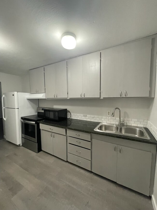 Kitchen - 1790 N 550 W