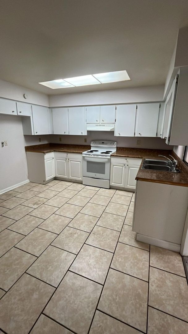 Building Photo - 3229-3231 Julia Ct