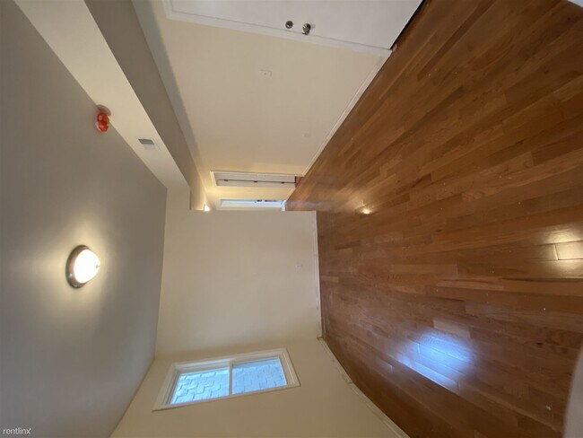 Building Photo - 3 br, 1 bath Triplex - 221 S 10th St Unit 3