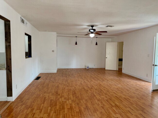 Foto del edificio - 223 Pollasky Ave