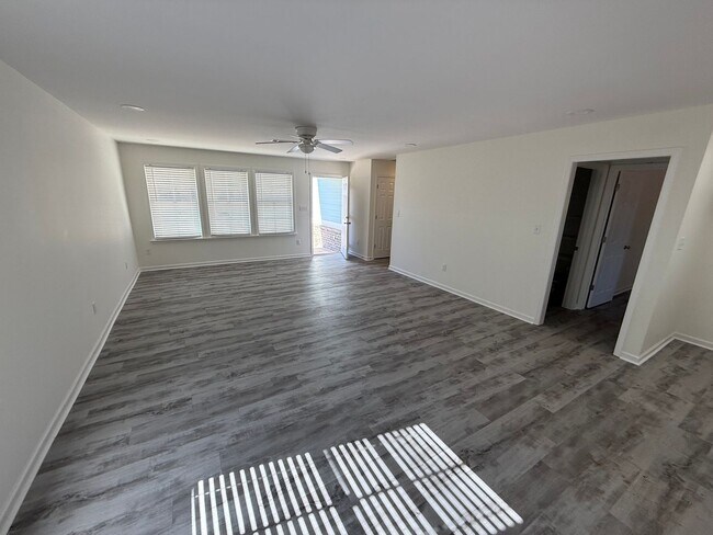 Building Photo - Great Location!!!