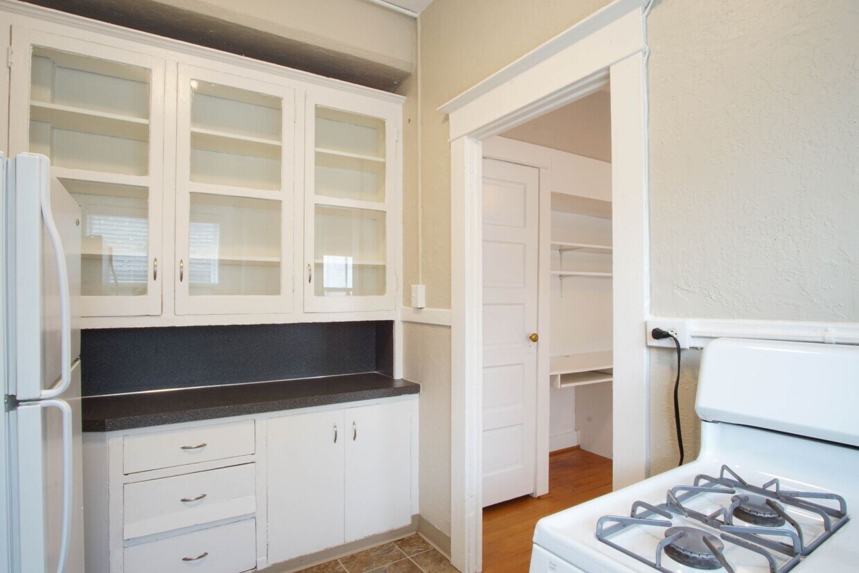 Foto principal - Fantastic Location! Views! Vintage 1-Bed w/Private Balcony