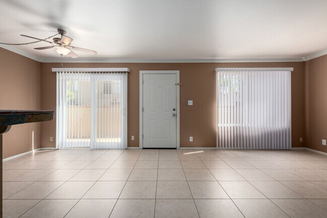 Foto del edificio - Charming 2-Bed Townhome with Community Poo...