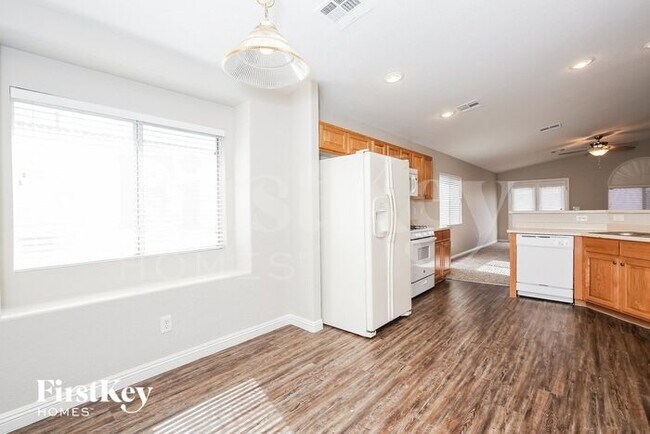 Foto del edificio - 5225 North Painted Pebble Street