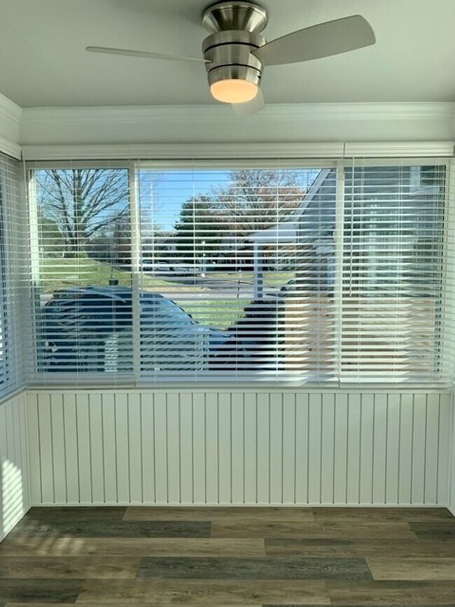 Building Photo - 2036 Lakeside Dr