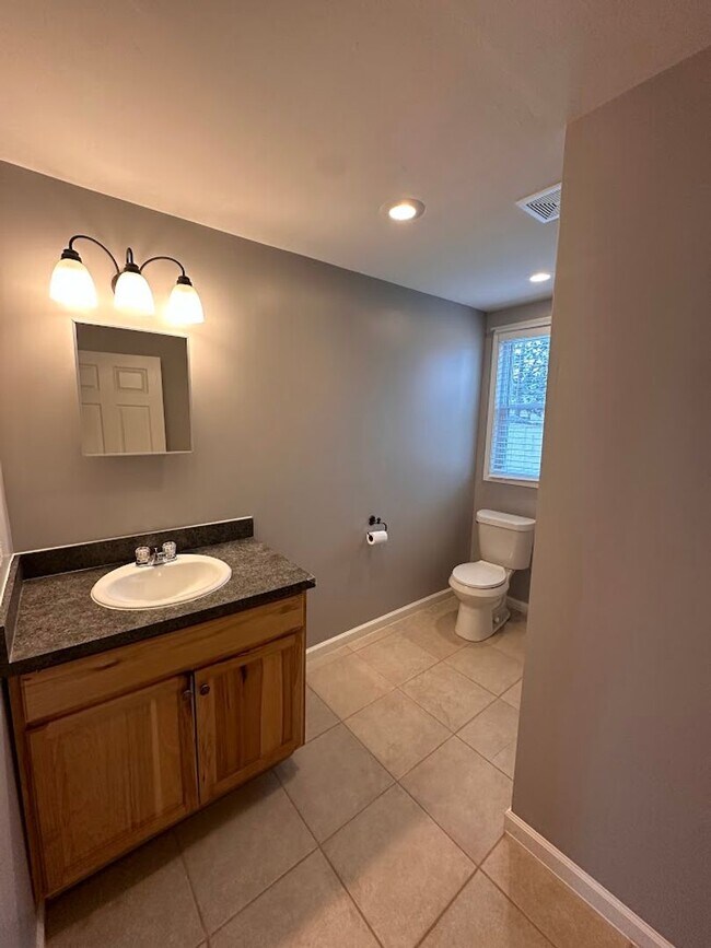 Building Photo - Updated & clean Rochester Hills 2 bed 1 ba...