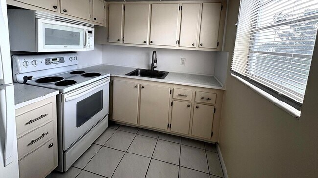 Building Photo - 241 Sheffield J