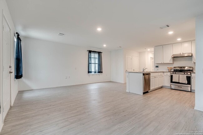 Building Photo - Super cute 3 Bedroom 2 Bath Home Southside...