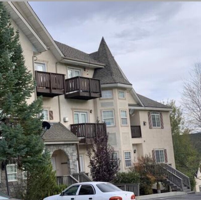 Building Photo - 350 Fairway Dr