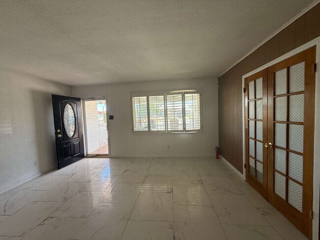 Foto del edificio - 5725 Wren Ave
