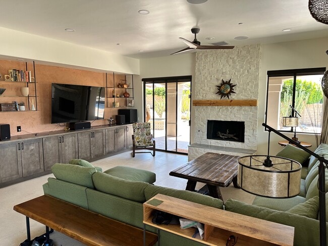 Building Photo - 2800 Cholla Pl