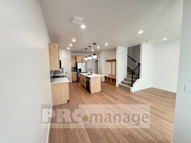Foto del edificio - Gorgeous *NEW* Townhouse on the west side