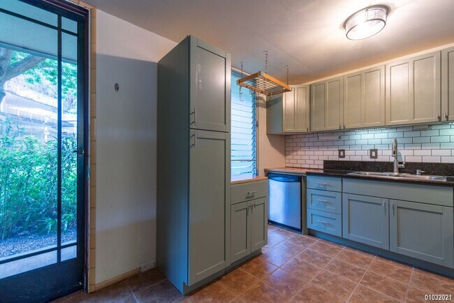 Foto del edificio - Pet Friendly 2-Bedroom, 1-Bath, 2-Parking ...