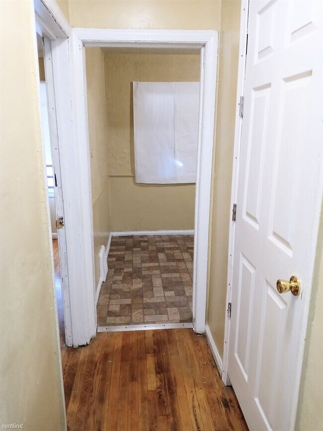 Building Photo - 3 br, 1 bath House - 19467 Westbrook St