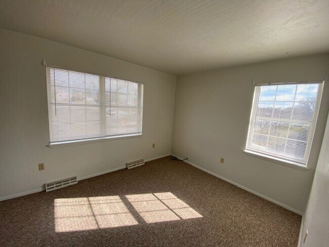 Building Photo - 2nd floor Apartment