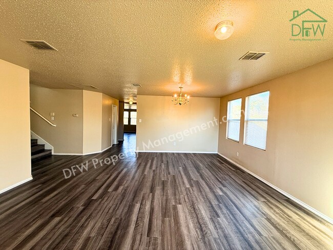 Foto del edificio - 2-Story 4 BR Home with Large Backyard & Game Room