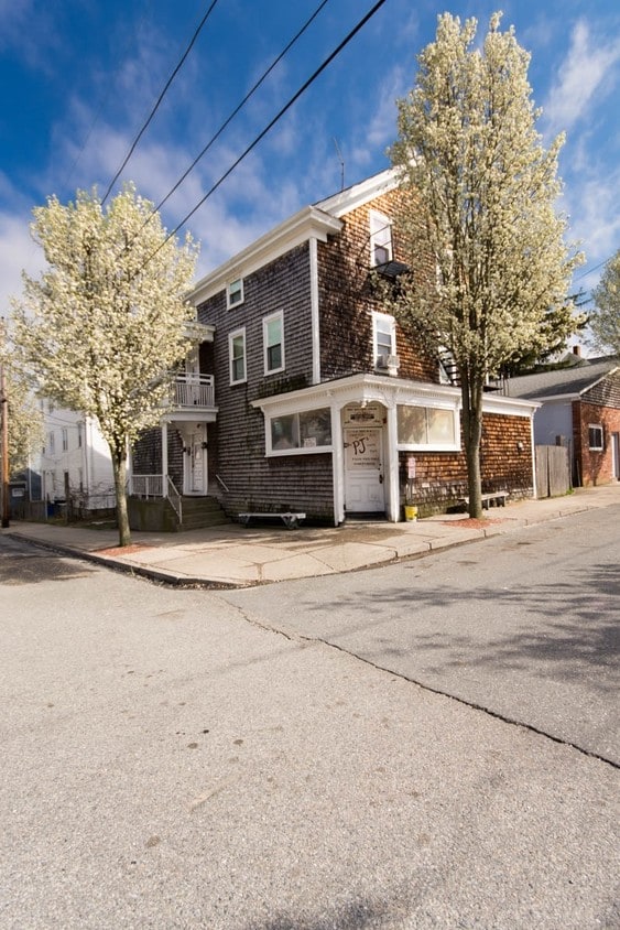 301303 State, Tiverton, RI 02878 Apartments at 301303 State