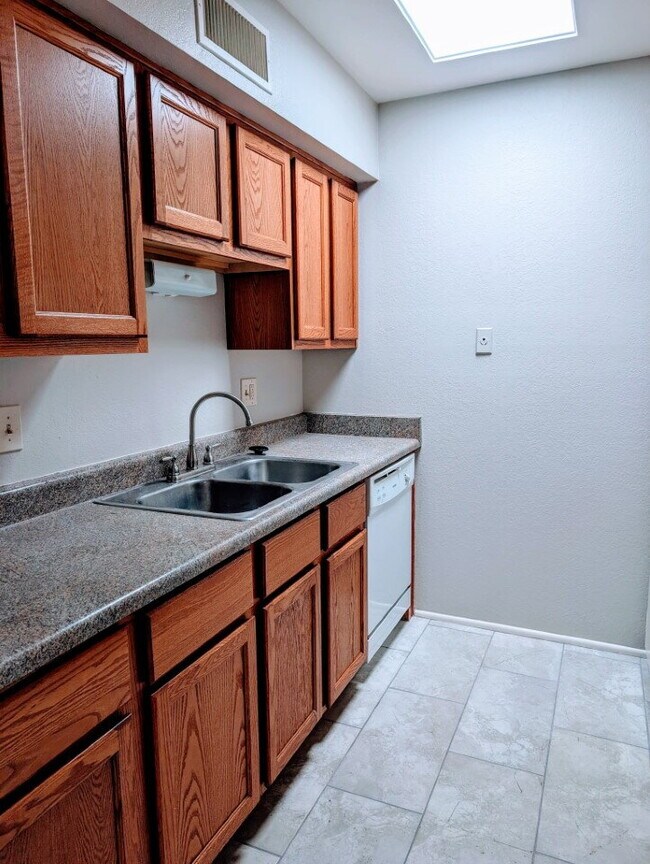 Building Photo - 2 Bedroom 2 Bathroom Townhome in desirable...