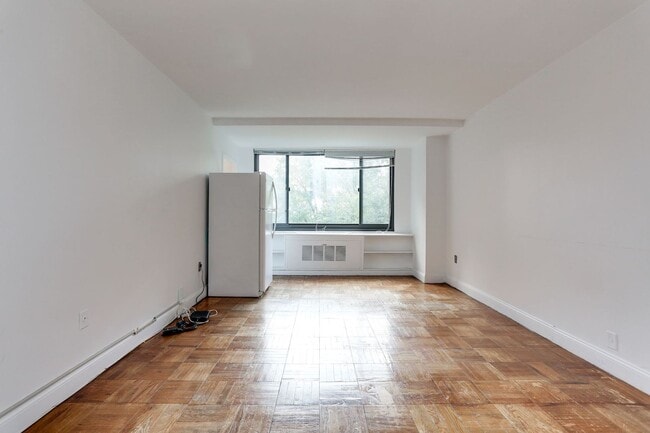 Building Photo - Spacious & Bright Unfurnished Studio at Ri...