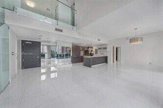 Building Photo - 200 Biscayne Blvd Way