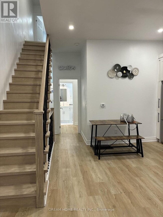 Building Photo - 337 Mutual St