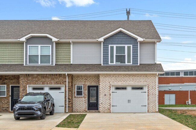 Building Photo - Pet Friendly Three Bedroom!