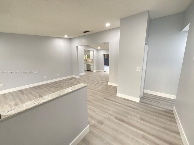 Foto del edificio - 6101 NW 199th St