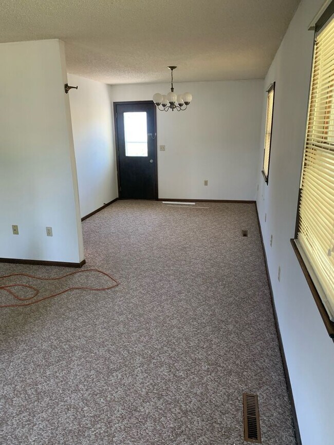 Building Photo - 2 Bedroom Main Floor Duplex - Bloomfield