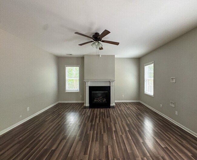 Foto del edificio - Spacious 4 Bed 2.5 Bath Fayetteville Home