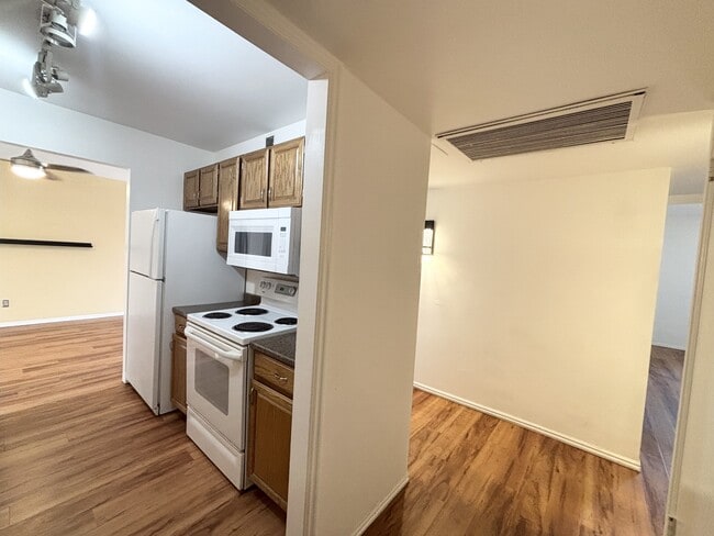 Building Photo - 710 E 200 S