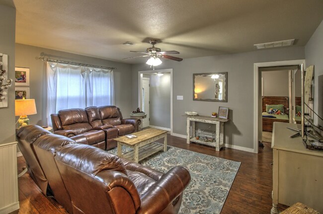 Building Photo - 3 Bed 2 Full Bath in Claremore!