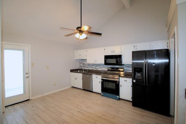 Foto del edificio - 5558 Oak Branch Cir N